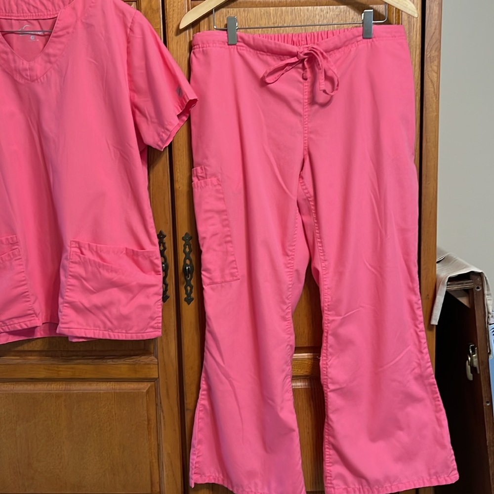 UA Butter-soft scrub set - Picture 4 of 5